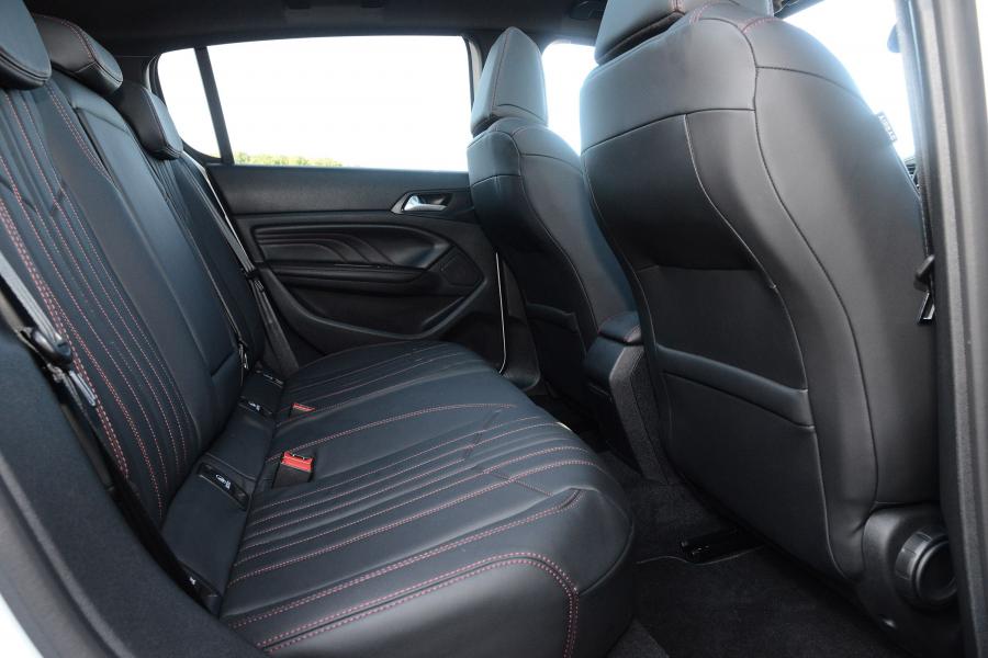 Интерьер Peugeot 308 GT Line 2017 года  (UK) (фото 4 из 13)